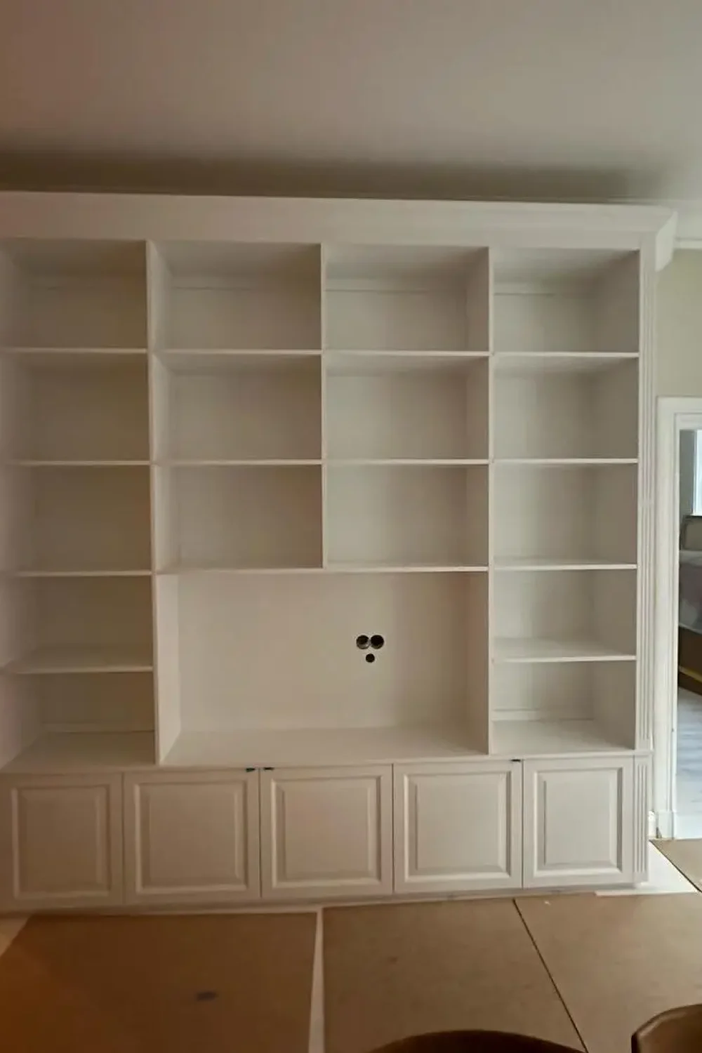 Platsbyggd bokhylla med tvförvaring