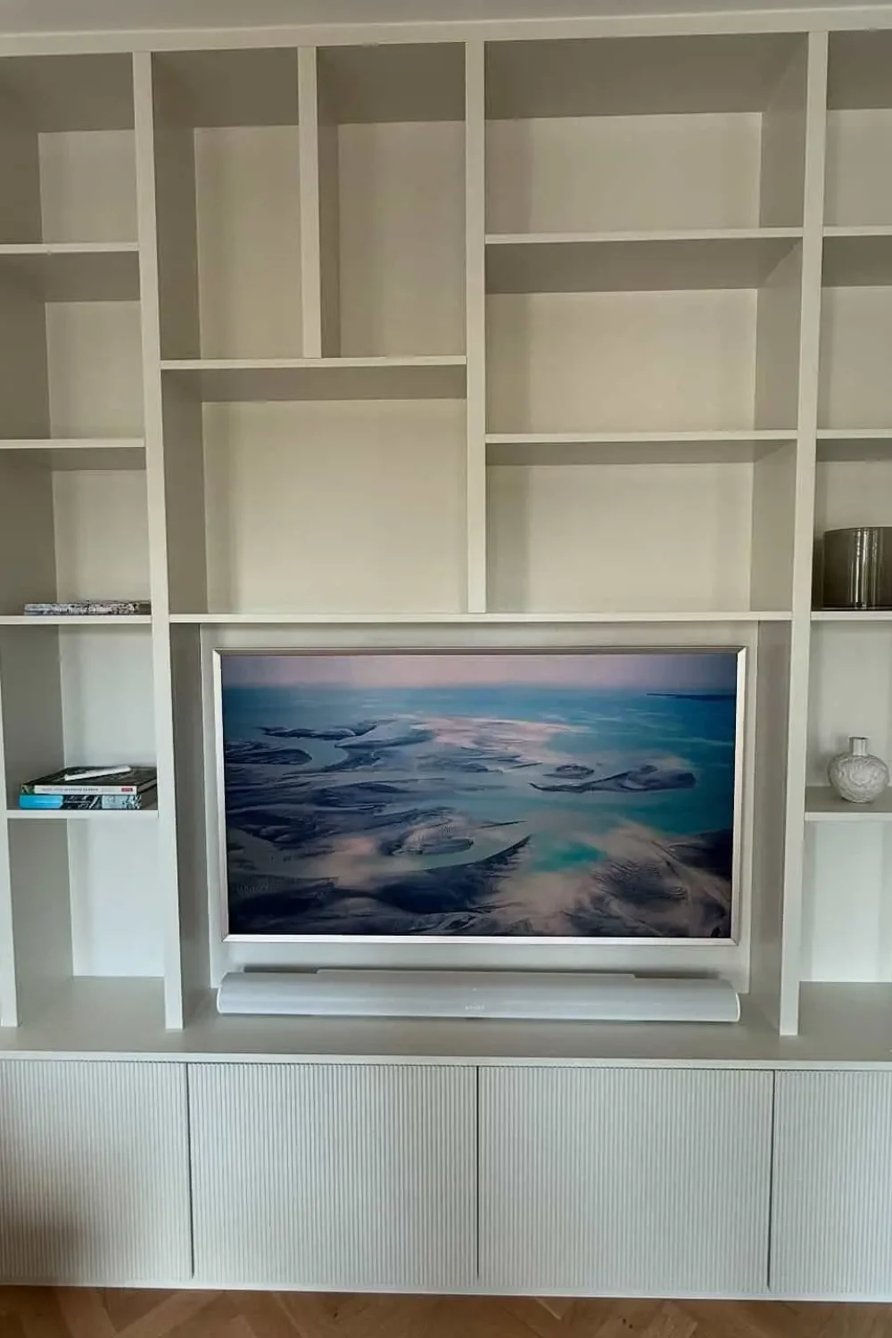 Platsbyggd bokhylla kombinerat med tvbänk