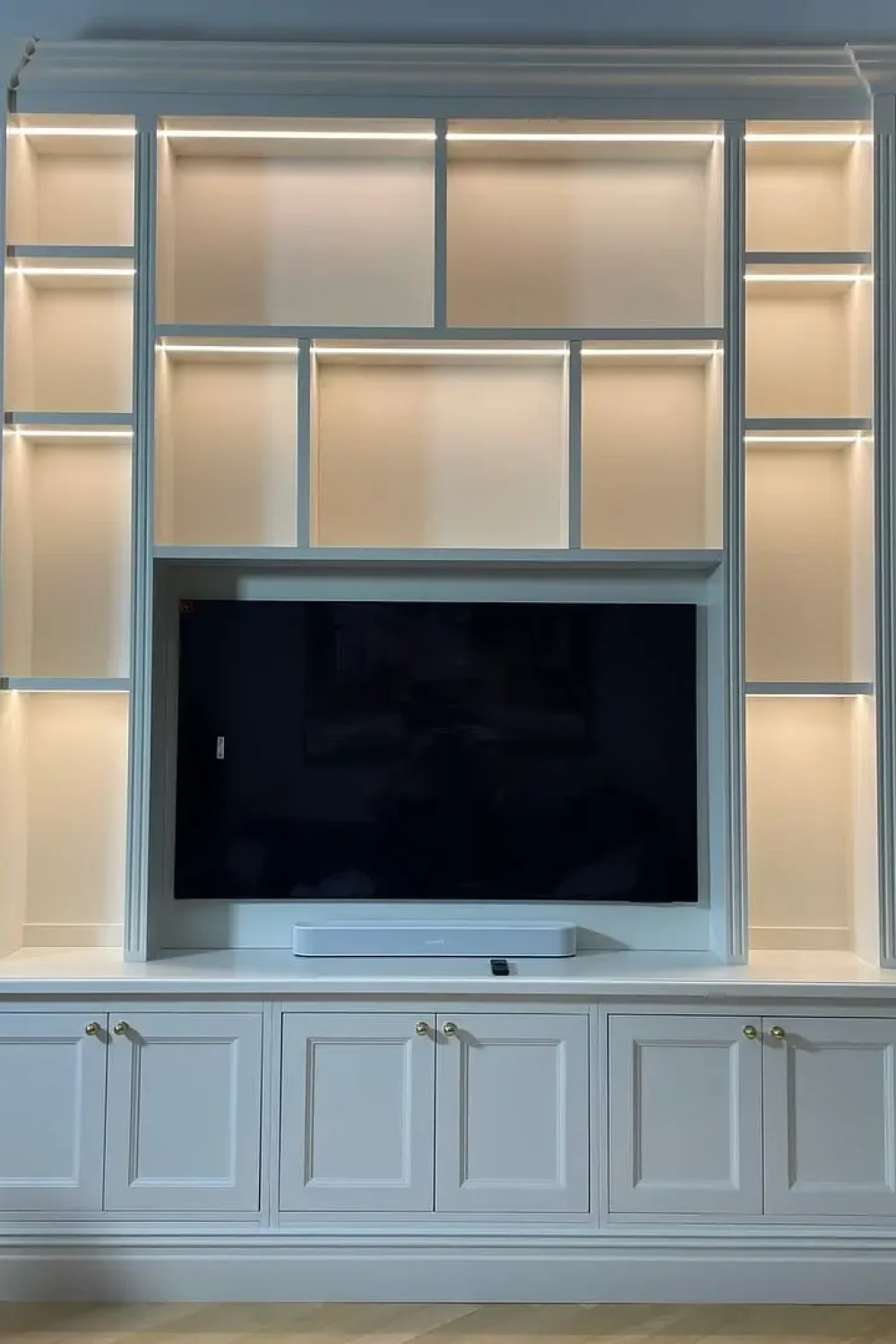 Platsbyggd tvmöbel med bokhylla